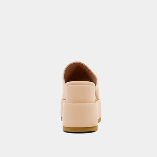 Karlie Wedge in Nude