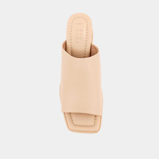 Karlie Wedge in Nude