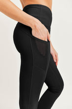 Load image into Gallery viewer, Highwaist Essential Leggings with Mesh Pockets
