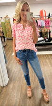 Load image into Gallery viewer, Staring At You Textured Floral Top
