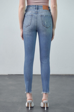 Load image into Gallery viewer, Hidden Taylor High Rise Skinny with Fray Hem
